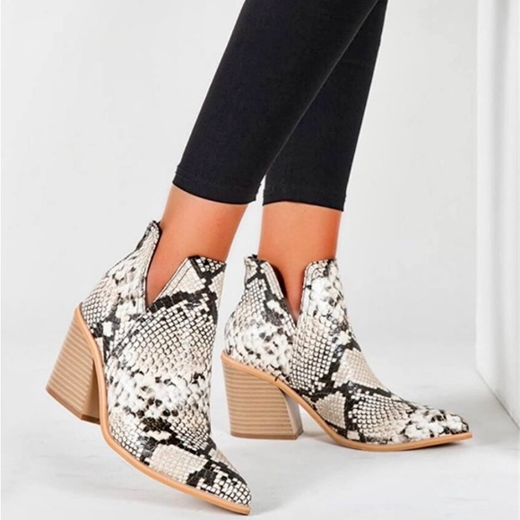 Mid heel ankle boot🐍 - Picture 7 of 9